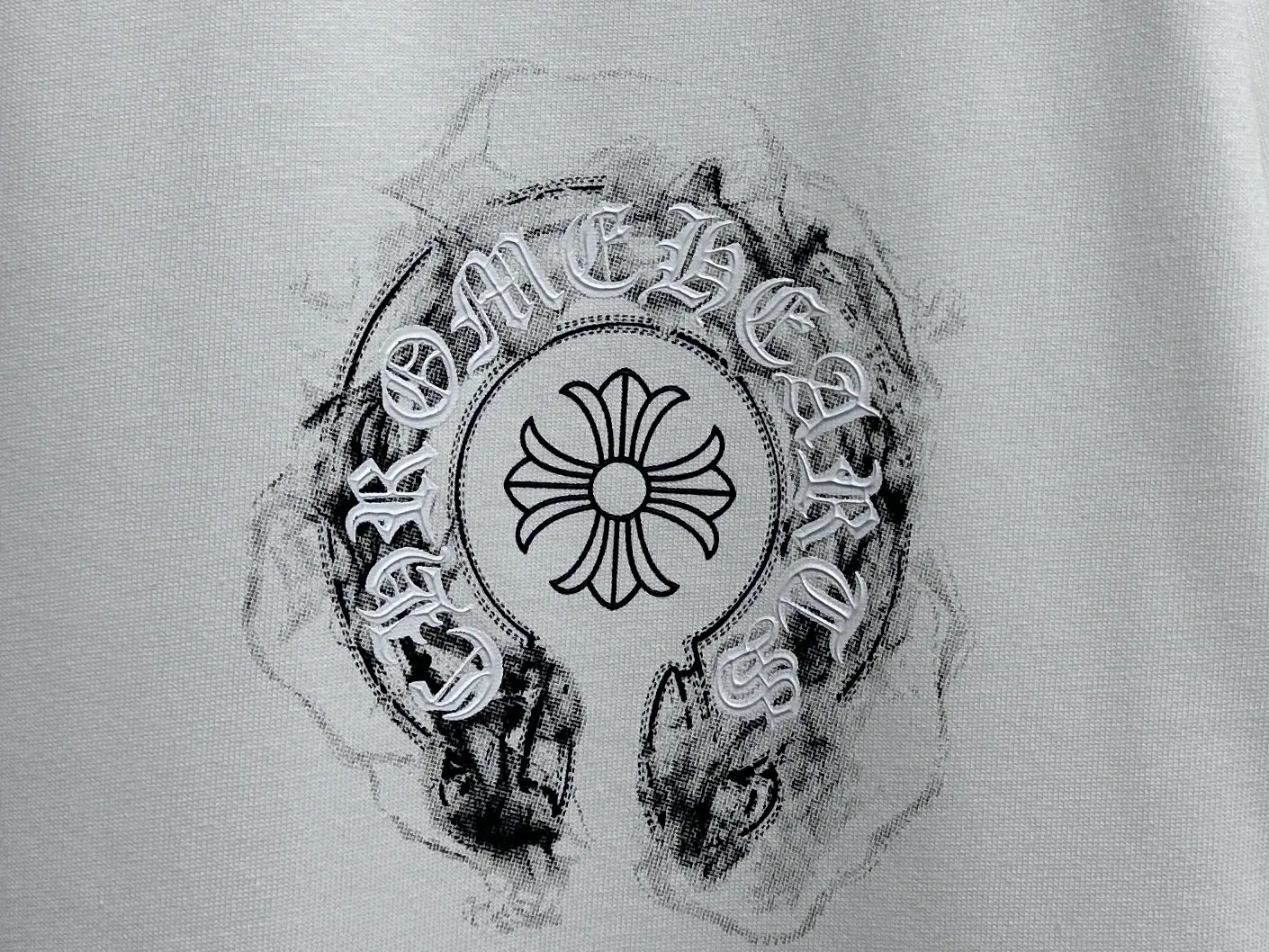 🅿️180 [ChromeHearts] ChromeHearts 24ss horseshoe pulped round neck T-shirt. Original fabric. Official same style. Short-sleeved T-shirt. Customized 260g same vat dyed fabric. Very comfortable to touch. Latest brick cabinet synchronization for spring and summer. Fashionable and personalized. Super versatile and good-looking. Very suitable for both men and women. Must-have style. Tag. Collar label. Washed wheat. Three labels complete. Color: black white. Size: XS-L.